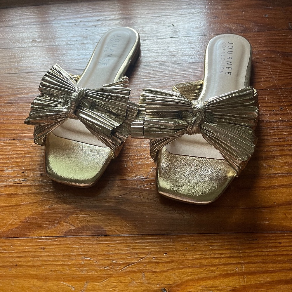 NWOT Journee Collection gold pleated knot sandals, size 6.5